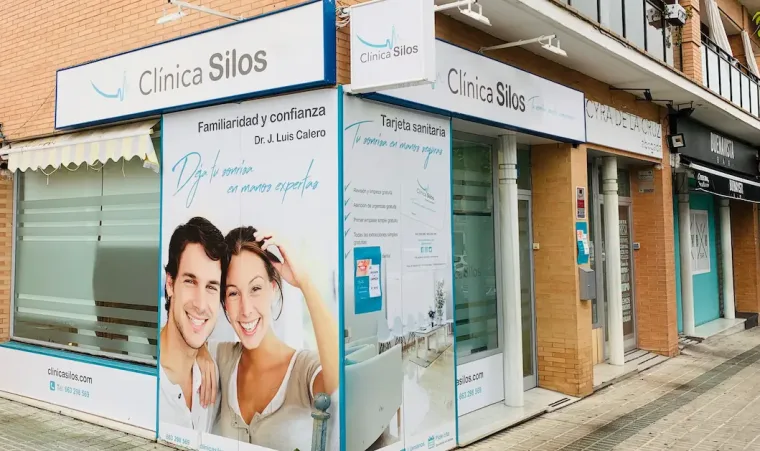 Nuestra fachada, frente al Ayuntamiento — Clínica Dental Silos